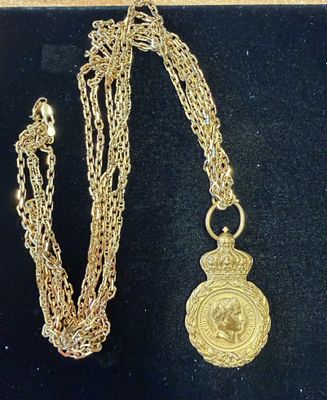 un collier plaqué or orné d'un médaillon