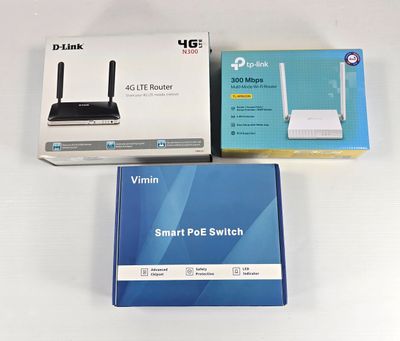 trois types différents d'appareils sans fil posés sur une table blanche