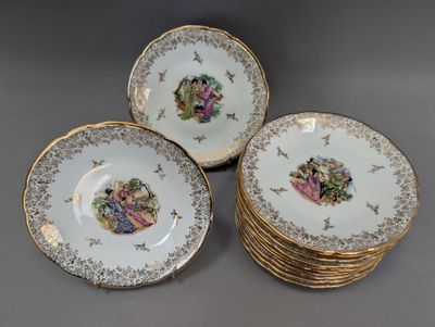 quatre assiettes sont empilées les unes sur les autres sur une table