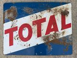 un panneau indiquant « total » au bord de la route