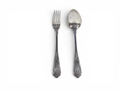 Couvert d’enfant en argent gravé « Angèle » à décor de coqui… - Photo 1