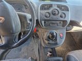 le tableau de bord d'une voiture, avec son volant et ses commandes