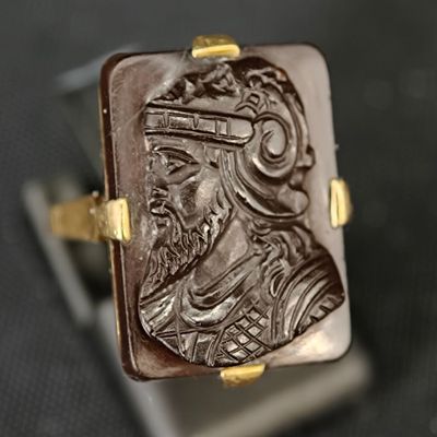 une photo d'une bague sur laquelle figure l'image d'un homme portant un casque