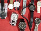 de nombreux modèles de montres exposés sur un fond rouge