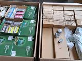 deux cartons d'objets hétéroclites posés sur le sol