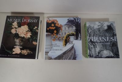 trois livres sont alignés sur une étagère devant une fenêtre