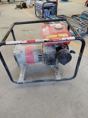 une photo d'un petit générateur portable dans un garage