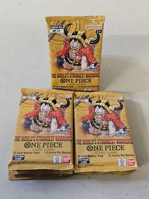 trois paquets de cartes à collectionner, contenant chacun une carte, posés sur une table