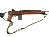 Gros plan sur un fusil muni d'une sangle, sur fond blanc