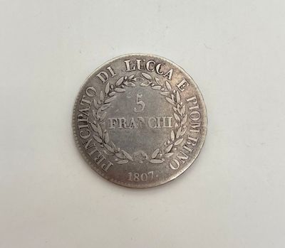 gros plan d'une pièce de monnaie sur une surface blanche