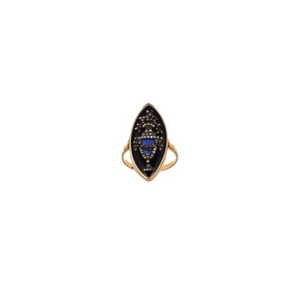 une bague en or ornée d'une pierre noire et bleue au centre