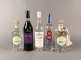 plusieurs bouteilles d'alcool sont alignées sur une table