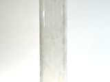 un grand vase en verre muni d'un couvercle et d'un couvercle métallique