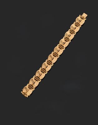 un bracelet en or sur fond noir