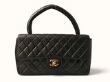 un sac Chanel noir sur fond blanc
