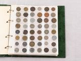 un livre ouvert sur lequel sont posées de nombreuses pièces de monnaie