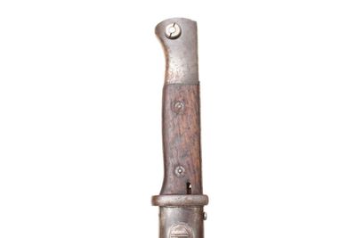 un couteau avec un manche en bois sur fond blanc