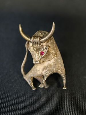 une image représentant une figurine de taureau sur un fond noir