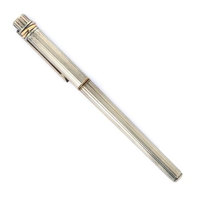 une image représentant un stylo posé sur une table