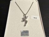 Collier plaqué argent avec une breloque en forme d'oiseau, présenté dans un coffret cadeau