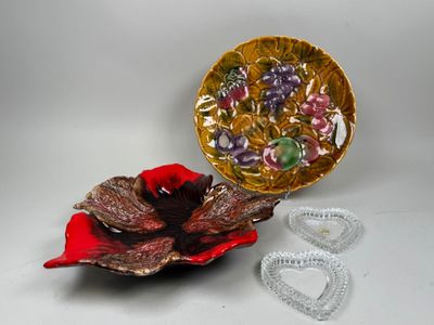 un bol orné de perles et un bol décoré d'une fleur