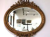 un miroir accroché au mur d'une pièce