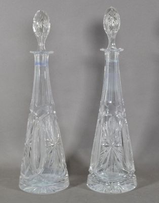 une paire de carafes en cristal taillé sur fond gris
