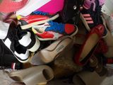 de nombreuses paires de chaussures qui traînent par terre