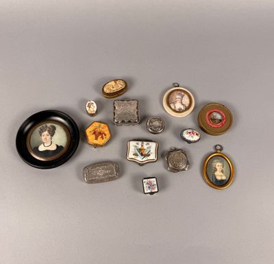 a lot of small objects that are on the table