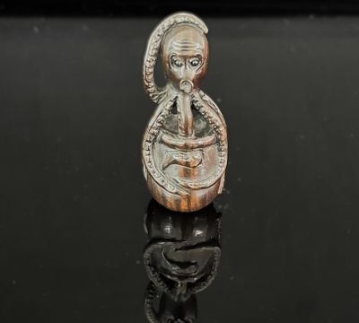 un gros plan sur une figurine représentant une femme tenant un serpent