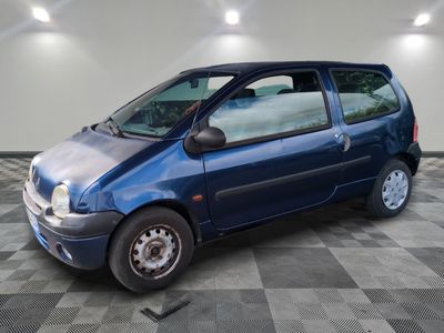 la photo d'une petite voiture bleue garée dans un garage