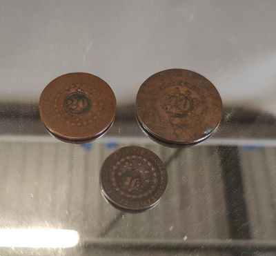 deux pièces posées sur une table en verre