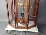 une horloge posée sur une table