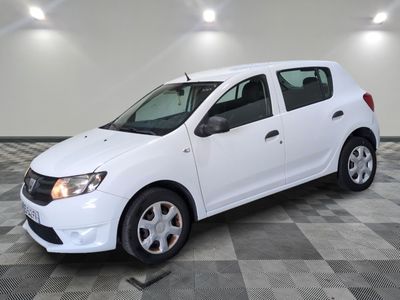 la petite voiture blanche est garée dans une grande pièce