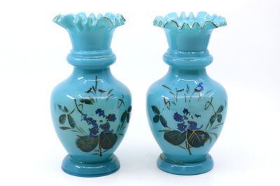 deux vases peints avec des fleurs