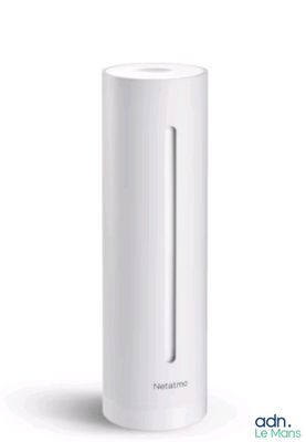 un purificateur d'air blanc posé sur une surface blanche