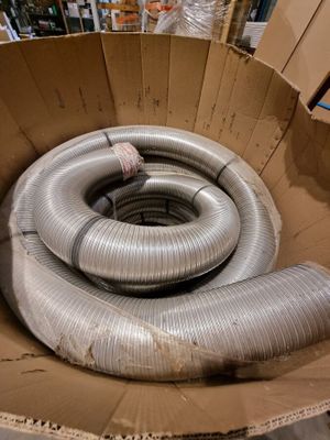 une boîte en carton contenant tout un tas de tuyaux