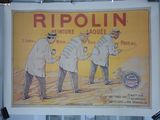 trois hommes vêtus de vestes et de chapeaux blancs, debout devant une affiche