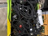 un tas de fils et d'autres composants électroniques dans une boîte