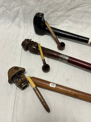 Quatre types différents de tabacs à pipe sont alignés sur une table