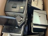 un carton rempli de matériel électronique et d'un ordinateur portable