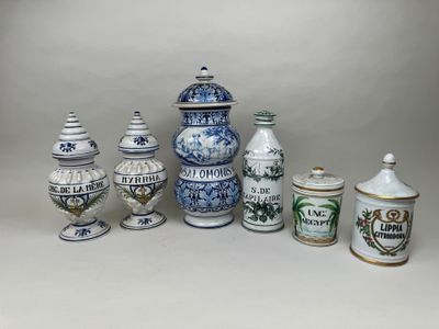 de nombreux vases et bocaux de toutes sortes sur la table