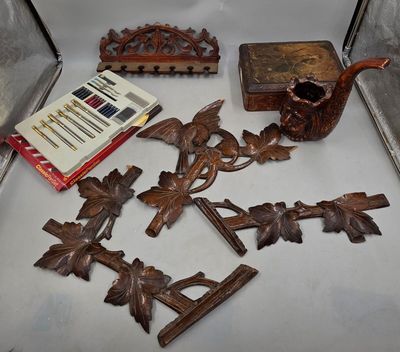 les nombreux morceaux de bois qui se trouvent sur la table