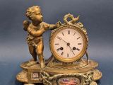une horloge en or sur laquelle figurent un cheren et un autre cheren