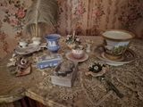 un chat assis sur une table, à côté d'une tasse et d'une soucoupe