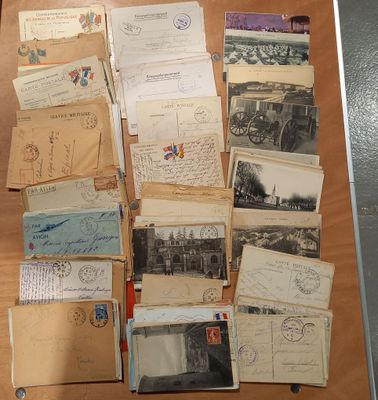 de nombreuses cartes postales anciennes posées sur une table, dont il y a beaucoup
