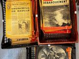 plusieurs livres sont posés dans un panier sur un lit