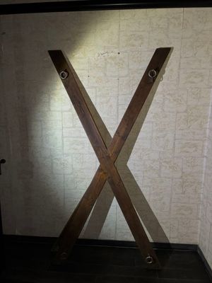 une photo d'une paire de skis en bois appuyée contre un mur
