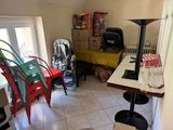 une photo d'un salon avec des chaises et une table