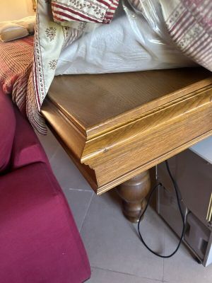 un lit sur lequel est posé un oreiller
